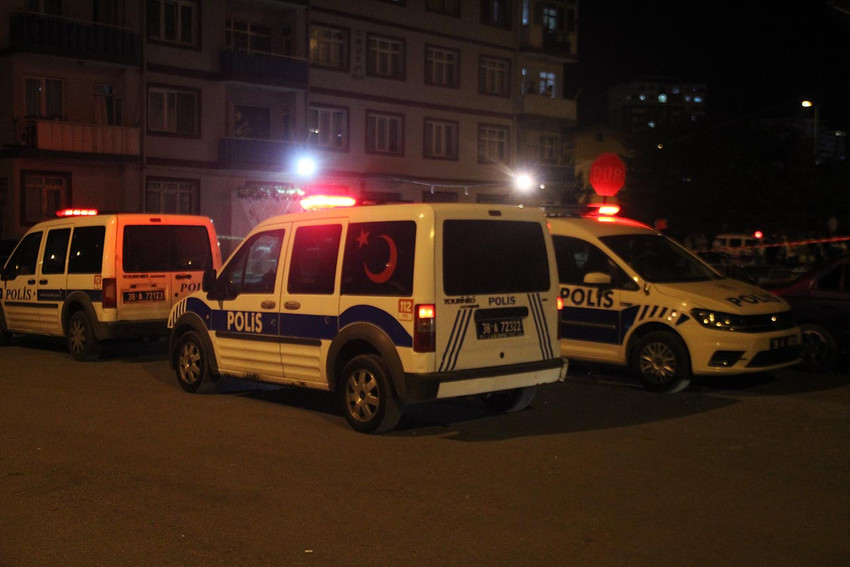 Kayseri'de bir düğünde istek parça yüzünden çıkan kavgada pompalı tüfekle ateş açılması sonucu 4 kişi yaralandı. 