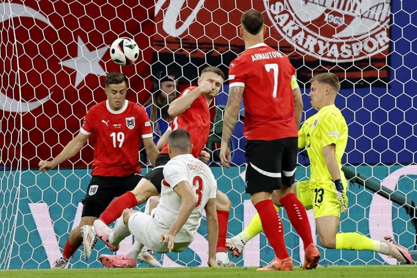 UEFA, Avusturya maçında bozkurt işareti yapan milli futbolcu Merih Demiral hakkında soruşturma başlattı.