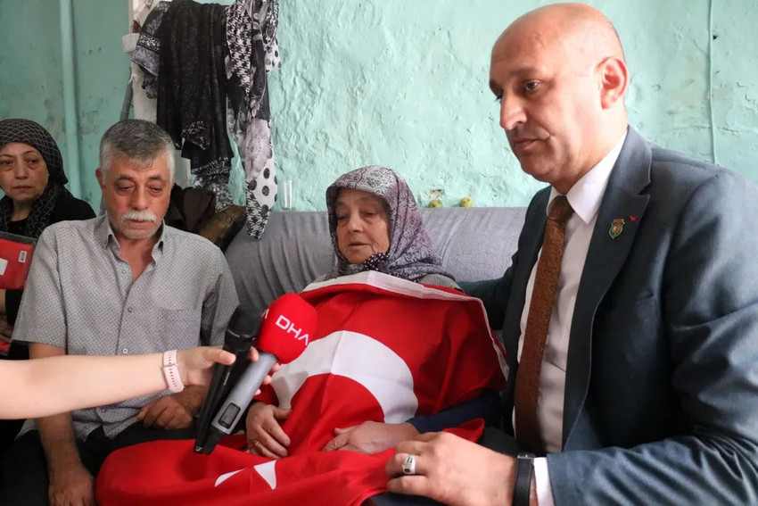 Bundan tam 36 yıl önce 1988 yılında vatani görevini yaparken rahatsızlanarak hayatını kaybeden jandarma er Osman Savsar'in ailesi hukuk savaşını kazandı ve Şehit Er Osman Savsar'ın şehitliği tescil edildi. Aile 36 yıl sonra gelen adaleti evlerinin camına Türk Bayrağı asarak ilan etti.