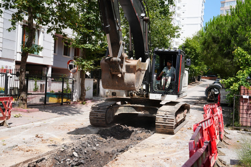 Kartal Belediyesi’nin ilçenin 20 mahallesinde yürüttüğü ''Pırıl Pırıl Kartal'' kapsamındaki çalışmalar büyük bir hızla devam ederken, diğer yandan İstanbul Büyükşehir Belediyesi ile ortaklaşa yürüttüğü yağmur suyu hattı çalışmaları da devam ediyor.