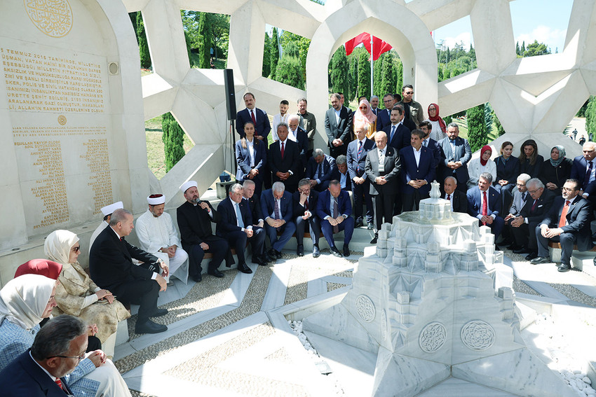 15 Temmuz Şehitler Köprüsü üzerinde bulunan anıtı ziyaret ederek burada Kur'an okuyan Cumhurbaşkanı Erdoğan yaptığı açıklamada, 