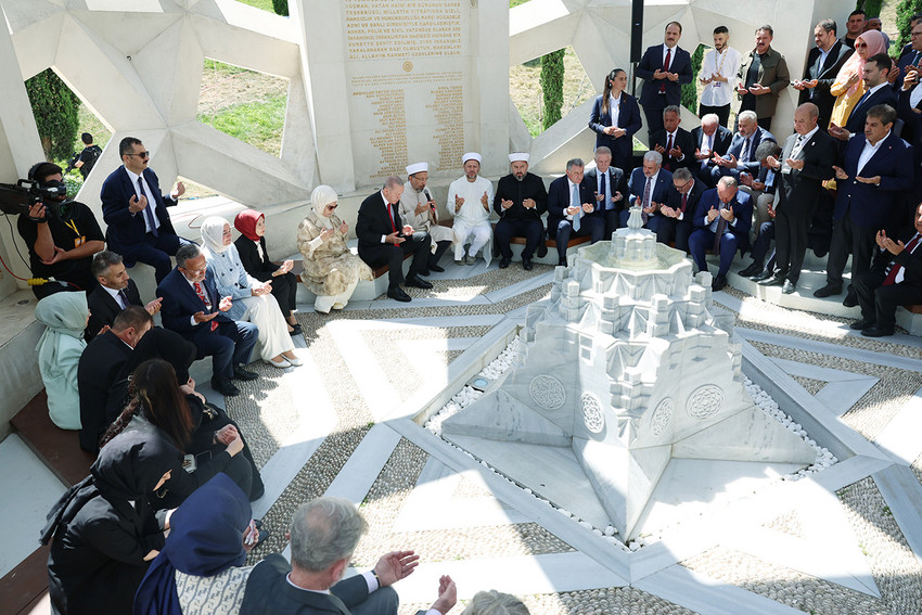 15 Temmuz Şehitler Köprüsü üzerinde bulunan anıtı ziyaret ederek burada Kur'an okuyan Cumhurbaşkanı Erdoğan yaptığı açıklamada, 