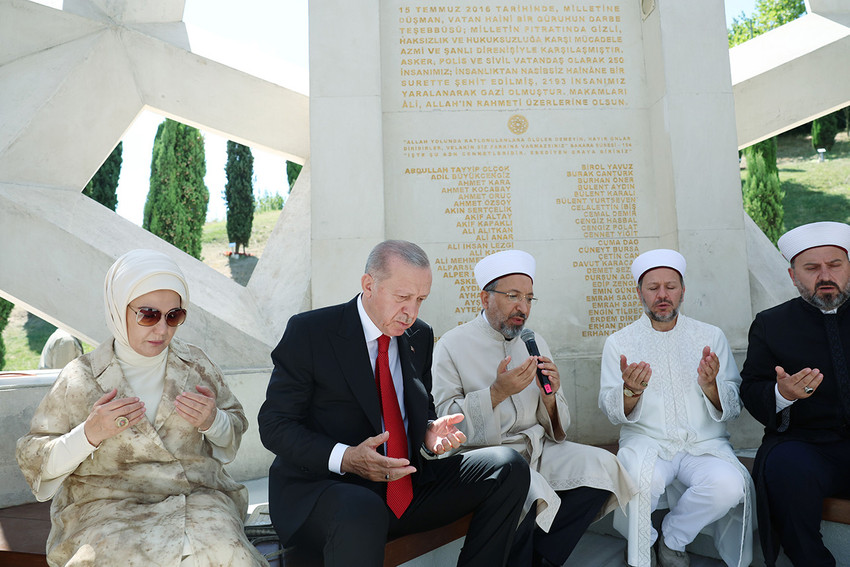 15 Temmuz Şehitler Köprüsü üzerinde bulunan anıtı ziyaret ederek burada Kur'an okuyan Cumhurbaşkanı Erdoğan yaptığı açıklamada, 