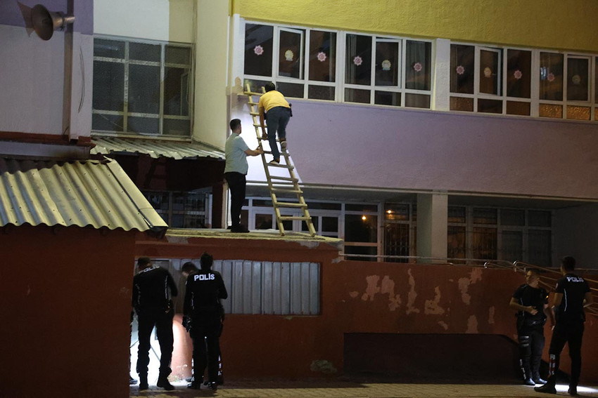 Konya'da bir kişi, parkta tartıştığı kişiyi bacağından tabancayla vurduktan sonra olay yerine gelen polislere ateş açtı. Zanlının yakalanması için çalışma başlatıldı.