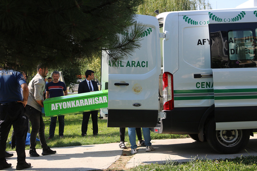 Afyonkarahisar'da bir markette çalışan 19 yaşındaki genç kızın kanalda cansız bedeni bulundu. Olayla ilgili genç kızın eski sevgilisi gözaltına alındı. 