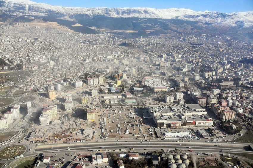 Geçen yıl 6 Şubat'ta Kahramanmaraş ve Hatay merkezli meydana gelen, 11 ilimizi yerle bir edip, 55 bine yakın canımızı yitirmemize yol açan 7.7 ve 7.6 büyüklüğündeki depremlerin ardından bölgede incelemelerde bulunan Prof. Dr. Hasan Sözbilir, 6,7 büyüklüğünde deprem üretebilecek bir fay hattı için uyardı.