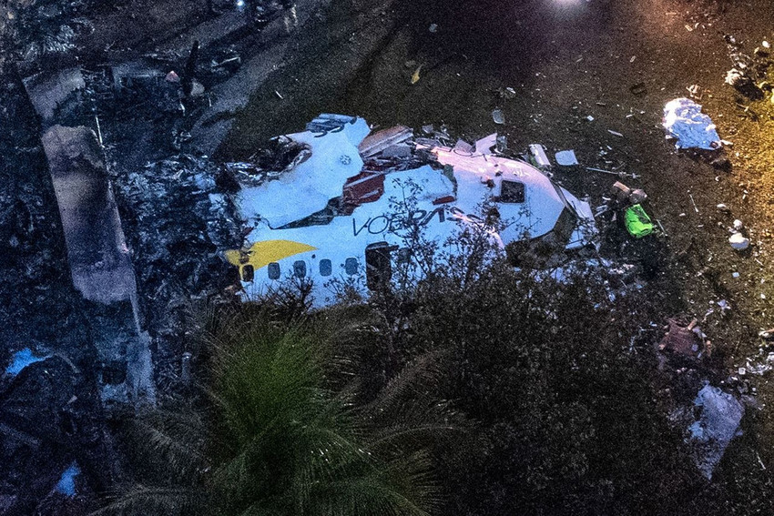 Brezilya'da 68 kişi kapasiteli bir yolcu uçağı, Sao Paulo eyaletine bağlı Vinhedo şehrinde düştü. Uçağın düşme anı saniye saniye kameralara yansırken kazada 62 kişinin hayatını kaybettiği açıklandı.