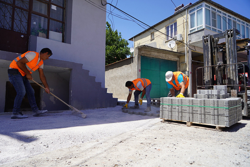 Altıeylül’de altyapı ve temizlik seferberliği: Parke taşı döşeme ve hijyen çalışmaları devam ediyor.