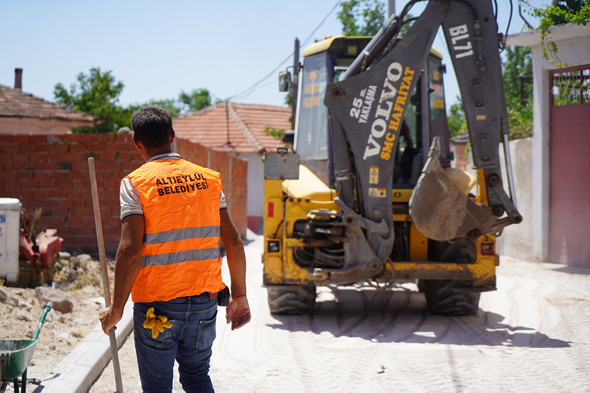 Altıeylül’de altyapı ve temizlik seferberliği: Parke taşı döşeme ve hijyen çalışmaları devam ediyor.