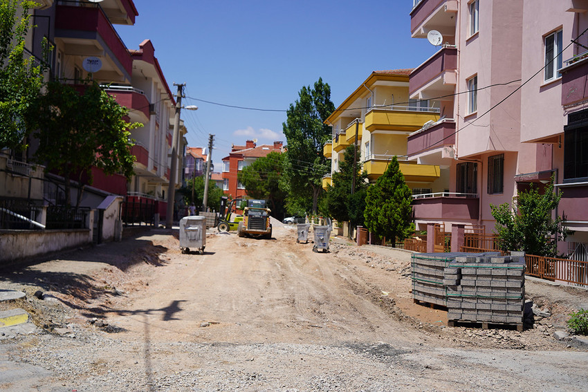 Altıeylül’de altyapı ve temizlik seferberliği: Parke taşı döşeme ve hijyen çalışmaları devam ediyor.