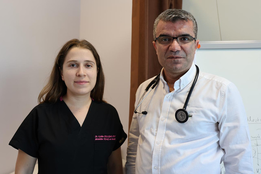 İzmir'de, özel bir hastanede görevli Medikal Onkoloji Uzmanı Prof. Dr. H. İbrahim Petekkaya ve ekibi, akciğer kanseri tedavisinde kullanılan akıllı ilaçlar ile cilt kanserini durdurmayı başardı.