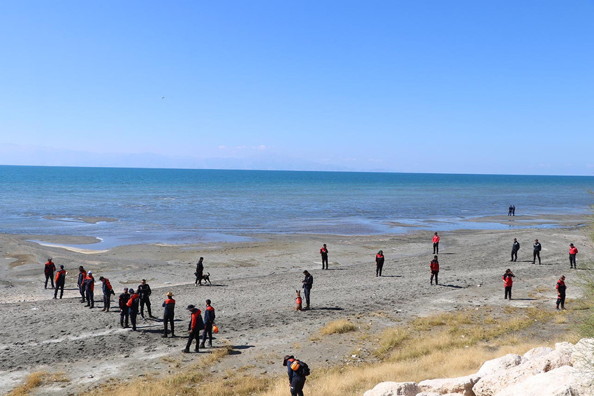 Van'da kaybolan 21 yaşındaki üniversite öğrencisi Rojin'i için arama çalışmaları 7. günde devam ediyor.