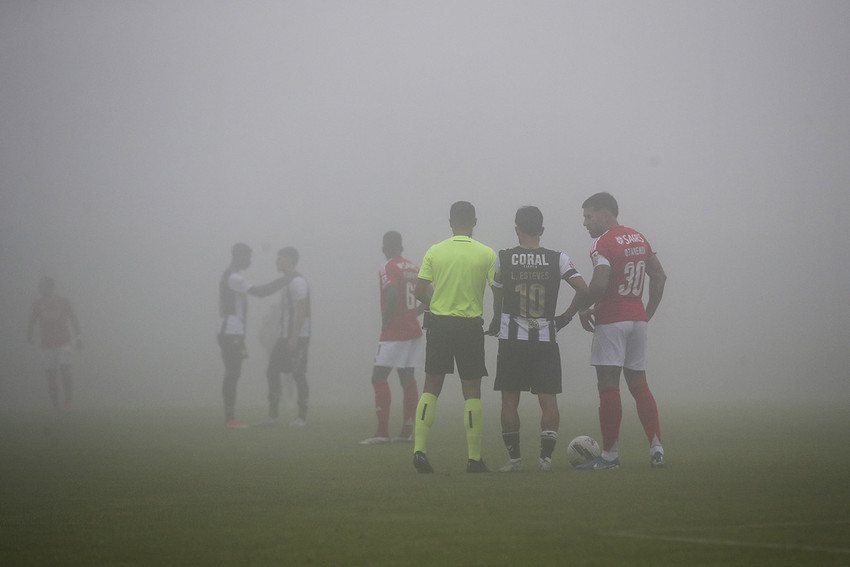 Portekiz Premier Lig’de Nacional ile Benfica arasında oynanan mücadele yoğun sis sebebiyle ertelendi.