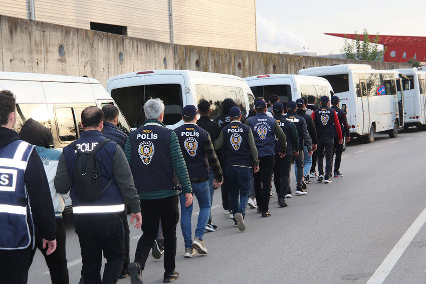 14 ilde düzenlenen eş zamanlı operasyonlarda sosyal medyada yayınladıkları sahte fotoğraflarla bungalov kiralamak isteyenleri dolandırdığı ve banka hesaplarında 153,2 milyon TL'lik para hareketi tespit edilen 51 şüpheli yakalandı. 