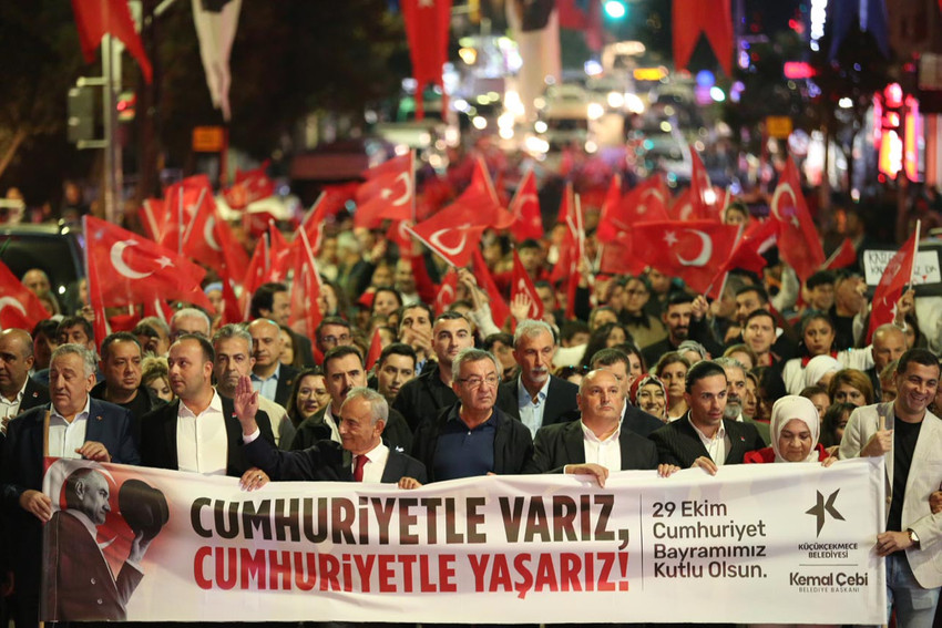 Küçükçekmece’de Cumhuriyet Bayramı’nın 101. yıl dönümü kutlamaları kapsamında, ünlü sanatçı Hande Yener sahne aldı. Yahya Kemal Beyatlı Gösteri Merkezi’nde gerçekleştirilen konserde, Hande Yener ve dansçıları enerjik sahne performanslarıyla Cumhuriyet coşkusunu zirveye taşıdı.