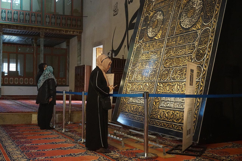 2016 yılında Türkiye'ye getirilen el dokuması Kabe kapısının örtüsü Edirne'deki Eski Cami'de ziyaretlere açıldı. 