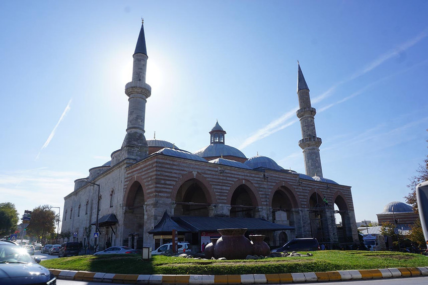 2016 yılında Türkiye'ye getirilen el dokuması Kabe kapısının örtüsü Edirne'deki Eski Cami'de ziyaretlere açıldı. 