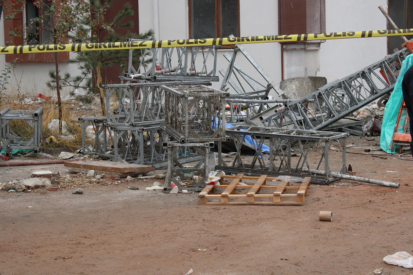 Malatya'da, depremde hasar gören 11 katlı binanın tadilatı nedeniyle kurulan iskelenin çökmesi sonucu 2 işçi hayatını kaybetti. 