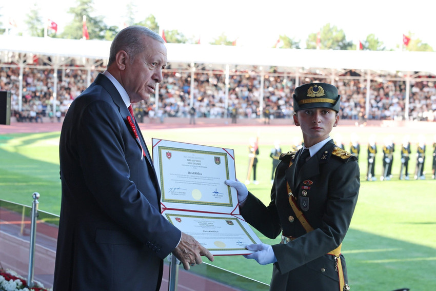 Kara Harp Okulu mezuniyet töreni sonrasında yeni mezun teğmenlerin kılıçlı yemin etmesine ilişkin başlatılan soruşturmada, alay kıdemlisi Teğmen İ.nin ardından dönem birincisi olan Teğmen Ebru Eroğlu’na da ihraç talebiyle Yüksek Disiplin Kurulu’na sevk edildiği tebliğ edildi.