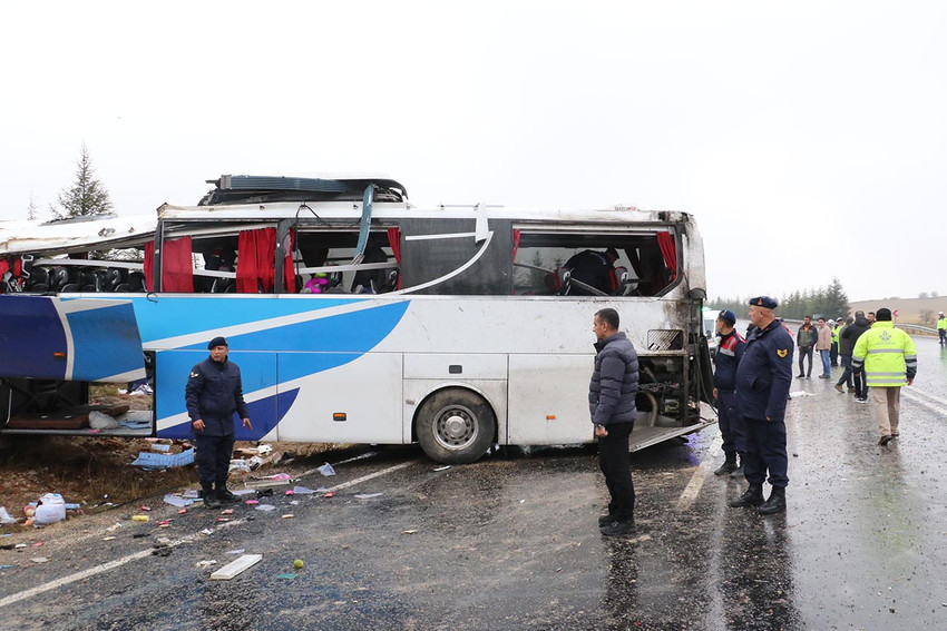 Eskişehir'de yolcu otobüsünün takla attığı kazada 1 kişi öldü, 42 kişi de yaralandı. Otobüs şoförü kaza sonrası gözaltına alındı.