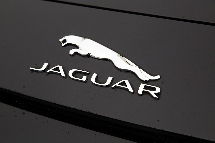 İngiliz otomotiv devi Jaguar 2026 yılında piyasaya süreceği otomobillerin yeni bir logoyla çıkacağını duyurdu. Jaguar markasının efsaneleşmiş logosundaki değişim gündem oldu.