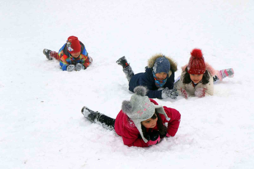 Türkiye'nin büyük bölümünde soğuk hava ve kar yağışı etkili olurken bazı illerde yarın okullar tatil edildi. İşte 26 Kasım'da eğitime ara verilen iller...