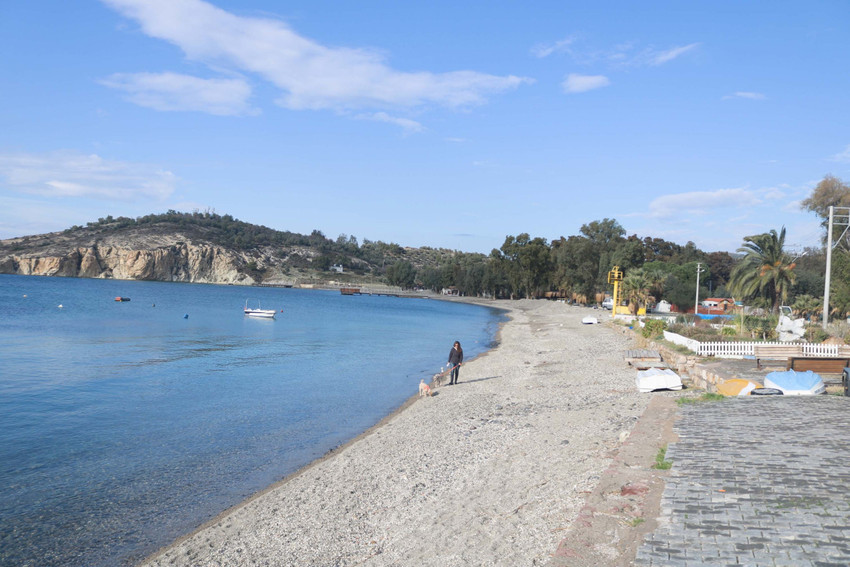 İzmir'de Foça Belediyesi'ne ait 1'inci Mersinaki Koyu manzaralı arazinin satışı tepki çekti. Kararın iptali için dijital imza kampanyası başlatıldı. 