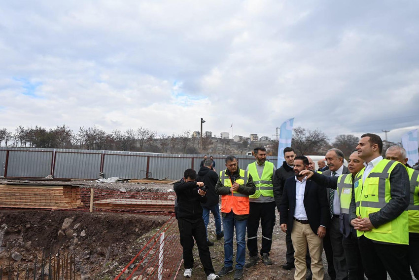 Balıkesir merkezine açılacak ilk Cemevi’nin temeli Balıkesir Büyükşehir Belediyesi tarafından Gaziosmanpaşa Mahallesi’nde atıldı. Temel atma töreninde konuşan Balıkesir Büyükşehir Belediye Başkanı Akın, on binlerce Alevinin yaşadığı bir kentte geç kalınmış yatırım olduğunu belirtirken, ''Alevilerin ibadethane olarak gördüğü Cemevinin halen yasal güvence altına alınmış olmaması 21. yüzyılın ilk çeyreği biterken bir Türkiye ayıbıdır'' dedi.