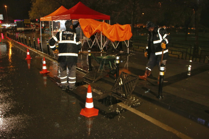 İstanbul’da etkili olan sağanak yağış için önlem alan Kartal Belediyesi Fen İşleri Müdürlüğü ekipleri Kartal’ın farklı mahallerinde gece boyunca önlem alarak tıkanan mazgalları açtı. Şiddetli yağıştan dolayı yaşanabilecek su baskınları ve olumsuzlar için ekipler gece boyunca mesaisine devam etti.