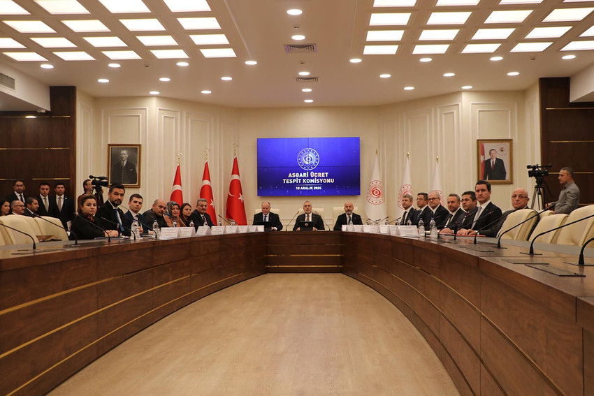 Asgari Ücret Tespit Komisyonu, yeni asgari ücreti belirlemek için toplandı. TÜRK-İŞ ilk toplantıda herhangi bir rakam konuşulmadığını açıkladı. İkinci toplantının tarihi 16 Aralık olarak belirlendi.