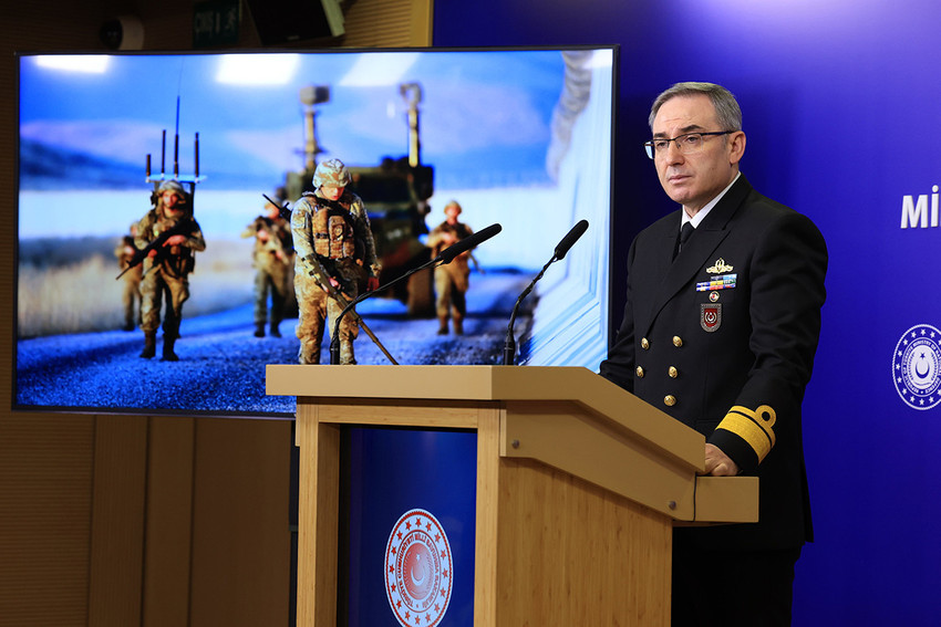 Milli Savunma Bakanlığı Sözcüsü Tuğamiral Zeki Aktürk, Suriye'de Esad rejiminin çökmesinin ardından başlayan yeni süreçte, Türk Silahlı Kuvvetleri'nin Suriye'den çekilip çekilmeyeceği konusunda son noktayı koydu.