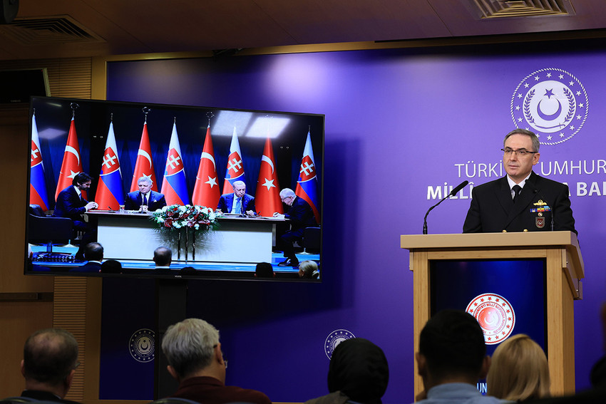 Milli Savunma Bakanlığı Sözcüsü Tuğamiral Zeki Aktürk, Suriye'de Esad rejiminin çökmesinin ardından başlayan yeni süreçte, Türk Silahlı Kuvvetleri'nin Suriye'den çekilip çekilmeyeceği konusunda son noktayı koydu.