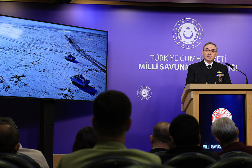 Milli Savunma Bakanlığı Sözcüsü Tuğamiral Zeki Aktürk, Suriye'de Esad rejiminin çökmesinin ardından başlayan yeni süreçte, Türk Silahlı Kuvvetleri'nin Suriye'den çekilip çekilmeyeceği konusunda son noktayı koydu.