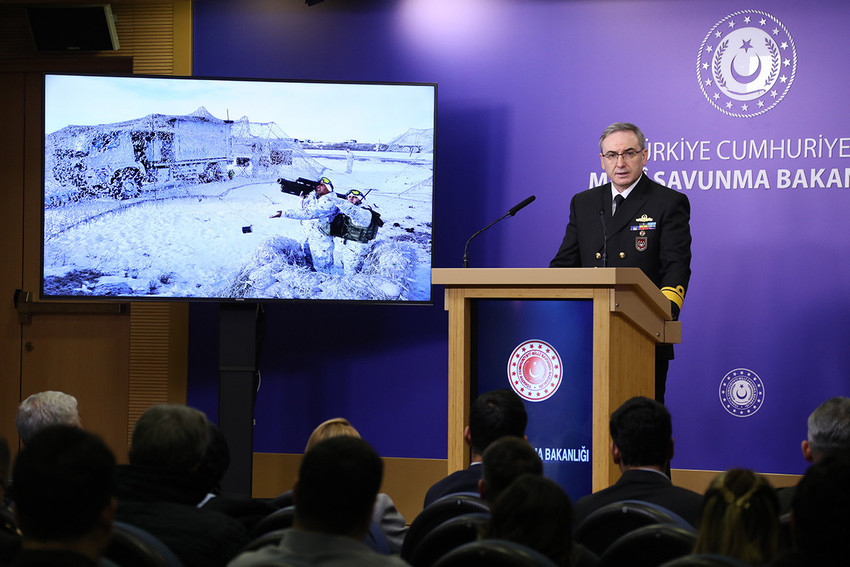 Milli Savunma Bakanlığı Sözcüsü Tuğamiral Zeki Aktürk, Suriye'de Esad rejiminin çökmesinin ardından başlayan yeni süreçte, Türk Silahlı Kuvvetleri'nin Suriye'den çekilip çekilmeyeceği konusunda son noktayı koydu.
