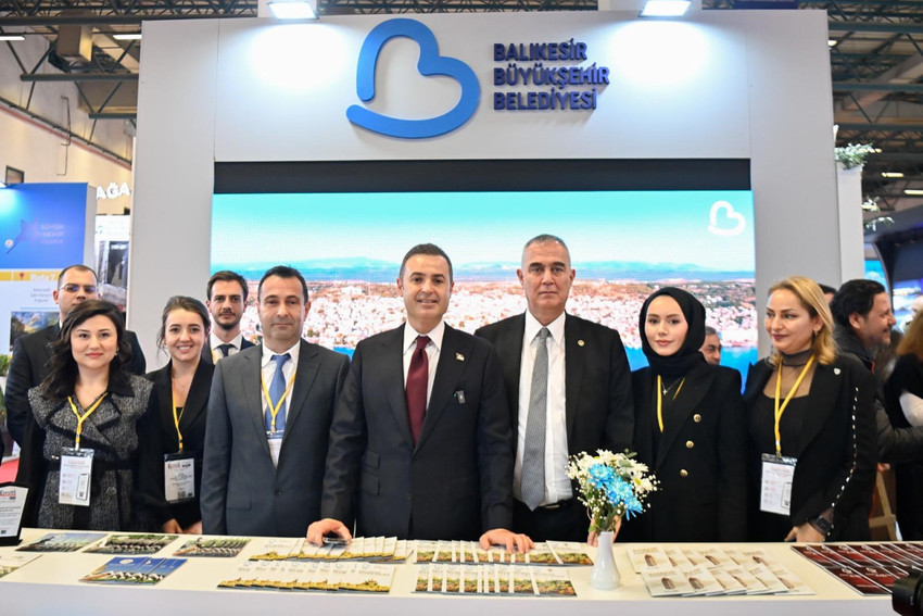 Balıkesir’in eşsiz doğasını, kültürünü ve turizm konusundaki potansiyelini dünyaya tanıtmak için önemli projelerin altına imza atan Balıkesir Büyükşehir Belediyesi, Doğu Akdeniz Uluslararası Turizm ve Seyahat Fuarı’nda (EMITT) yerini aldı. Yerli ve yabancı konukların yoğun ilgi gösterdiği Balıkesir standında ziyaretçilerle bir araya gelen Balıkesir Büyükşehir Belediye Başkanı Ahmet Akın ''Tüm Balıkesir sevdalılarını şehrimize davet ediyoruz.'' dedi.
