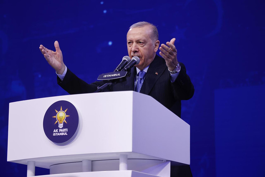 Cumhurbaşkanı Erdoğan, AK Parti İstanbul Olağan İl Kongresi’nde İBB Başkanı Ekrem İmamoğlu'na yüklendi. İmamoğlu'na ''Ekrem efendi'' diyerek seslenen Erdoğan, ''Gelirken bilboardlar gördüm; neymiş İstanbul'u konutlarla donatmışlar. Bizim 23 yılda yapamadığımızı onlar 5 yılda yapmışlar. Ey Ekrem efendi bunları ispat et bak bakalım Erdoğan ne yapıyor.'' dedi.