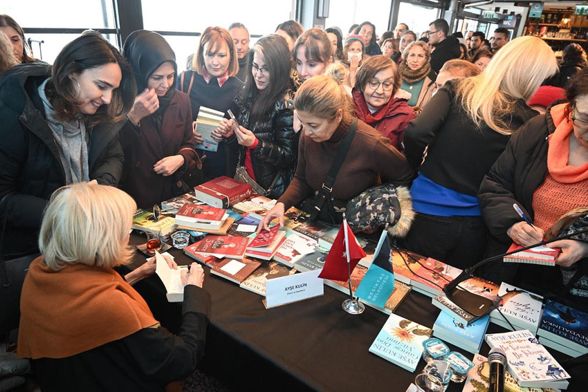 Beşiktaş Belediyesi bünyesinde faaliyet gösteren Beltaş Kitap Kafe, bu ay gazeteci-yazar Ayşe Kulin’i ağırladı. Okurlarıyla bir araya gelerek kitapları ve öyküleri üzerine keyifli bir sohbet gerçekleştiren usta yazar, katılımcıların kitaplarını imzaladı.