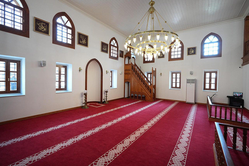 Üsküdar Belediyesi, İstanbul Valiliği ve Kültür ve Turizm Bakanlığı Vakıflar Genel Müdürlüğü iş birliğiyle restorasyonu gerçekleştirilen İmrahor Camisi, Üsküdar Belediye Başkanı Sinem Dedetaş’ın katıldığı törenle yeniden ibadete açıldı.