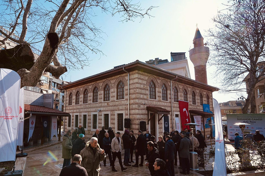 Üsküdar Belediyesi, İstanbul Valiliği ve Kültür ve Turizm Bakanlığı Vakıflar Genel Müdürlüğü iş birliğiyle restorasyonu gerçekleştirilen İmrahor Camisi, Üsküdar Belediye Başkanı Sinem Dedetaş’ın katıldığı törenle yeniden ibadete açıldı.