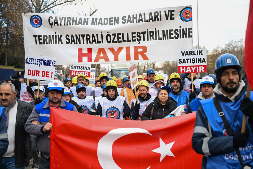 Ankara Büyükşehir Belediye Başkanı Mansur Yavaş, Nallıhan’daki maden işçilerinin Çayırhan Termik Santrali’nin özelleştirilmesine karşı başlattığı mücadeleye destek vermeyi sürdürüyor. Yavaş, işçilerle birlikte Anıt Park’tan Hazine ve Maliye Bakanlığı Özelleştirme İdaresi Başkanlığı’na yürüdü. 