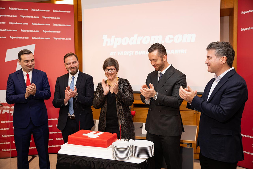 Birinci yılını kutlayan Hipodrom.com, düzenlediği basın toplantısında 400 binin üzerinde üyeye ulaştıklarını duyurdu. Toplantıda Hipodrom.com Genel Müdürü Ersin Erdem, Türk atçılığının köklü kurumu Türkiye Jokey Kulübü'nün (TJK) sosyal sorumluluk vizyonuyla hayata geçirdiği Atla Terapi Merkezlerine destek olmaktan büyük mutluluk duyduklarını belirtti.