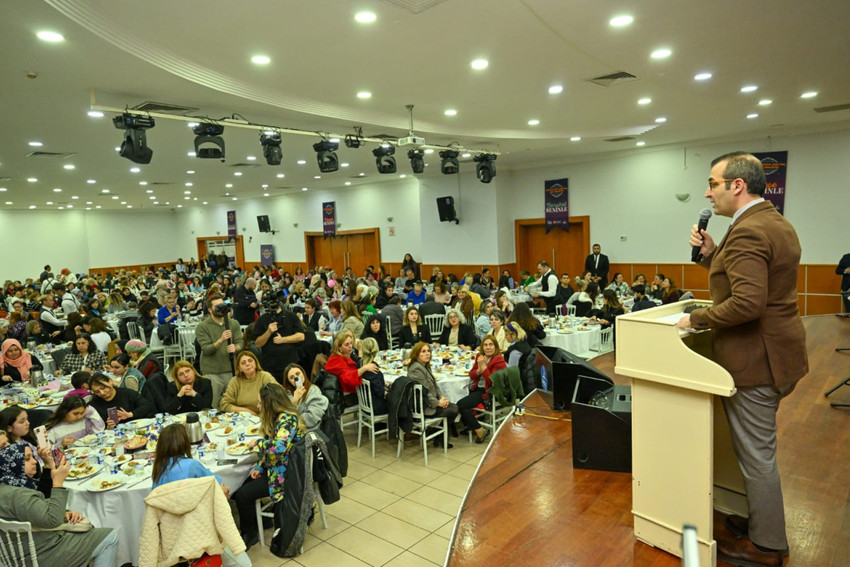 Şişli Belediyesi, 8 Mart Dünya Emekçi Kadınlar Günü’nü bir dizi özel etkinlikle kutladı. Tiyatro oyunlarından usta kadın yazarların söyleşilerine, konserlerden vapur gezisine kadar pek çok etkinliğe ev sahipliği yapılırken, Öncü Kadınlarımız Müze Sergisi de Nazım Hikmet Kültür ve Sanat Evi’nde sanatseverlerle buluştu.  