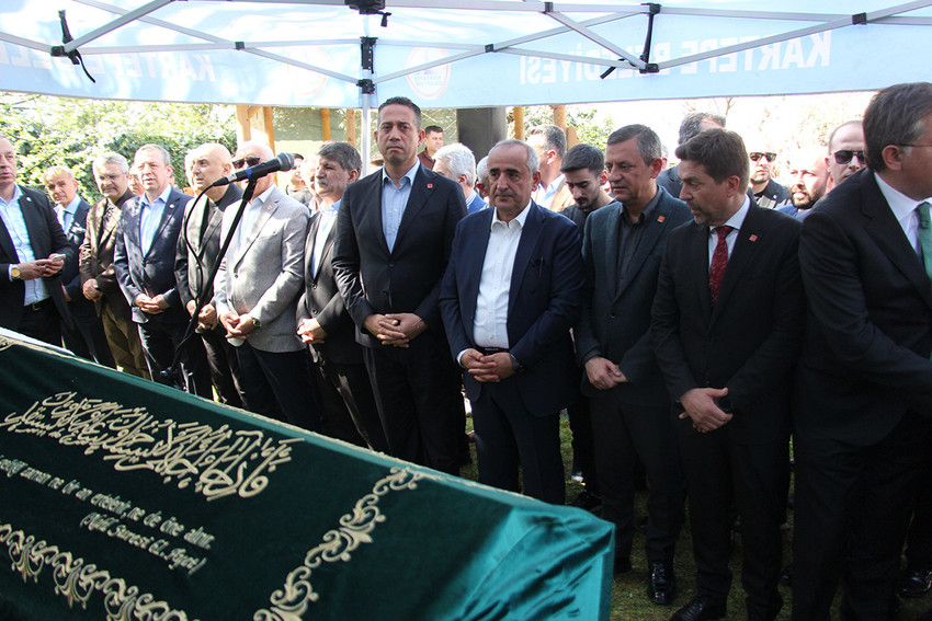 CHP Genel Başkanı Özgür Özel, TBMM eski Başkan Vekili Haydar Akar'ın babası Celal Akar için (87) Kocaeli'de düzenlenen cenaze törenine katıldı. Özel, Cumhurbaşkanlığı adaylığı iddialarına ''Magazin konularıyla bir ilgim yok'' dedi.