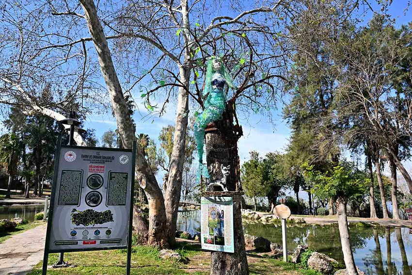Muratpaşa Belediyesi’nin falez sahil bandında yer alan Manavoğlu Parkı’nda, ünlü Rus yazar ve şair Aleksandr Puşkin’in Ruslan ve Ludmila şiiri, atık malzemelerden yapılan heykele dönüştü.