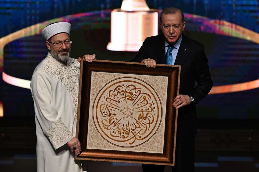 Diyanet, Diyanet İşleri Başkanı Prof. Dr. Ali Erbaş'ın Cumhurbaşkanı Erdoğan'a hediye ettiği "Muhakkak ki sana biat edenler ancak Allah’a biat etmektedirler" mealli ayetin yazılı olduğu tabloya yönelik eleştirilere yanıt verdi.