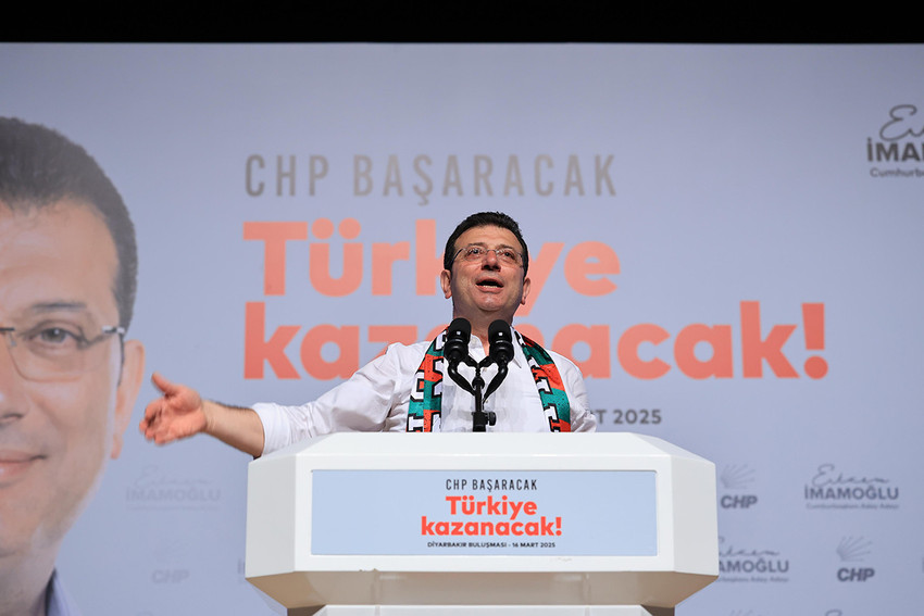 CHP'nin cumhurbaşkanlığı önseçimi adayı ve İBB Başkanı ve Ekrem İmamoğlu, Diyarbakır'daki mitinginde bölücü terör örgütü PKK'nın bebek katili elebaşı Abdullah Öcalan'ın silah bırakma çağrısı yaptığı yeni süreç ile ilgili "Kürtler 'bizim sorunumuz var dediği müddetçe ortada bir Kürt sorunu vardır" diyerek "Bu sorun diyalogla, şeffaflıkla ve TBMM zemininde çözülmelidir. Adres orasıdır" ifadelerini kullandı.