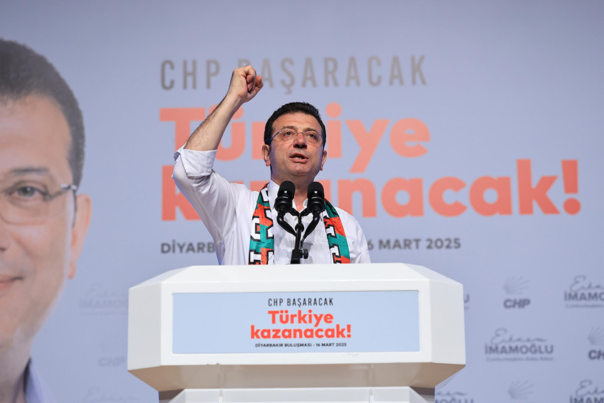CHP'nin cumhurbaşkanlığı önseçimi adayı ve İBB Başkanı ve Ekrem İmamoğlu, Diyarbakır'daki mitinginde bölücü terör örgütü PKK'nın bebek katili elebaşı Abdullah Öcalan'ın silah bırakma çağrısı yaptığı yeni süreç ile ilgili "Kürtler 'bizim sorunumuz var dediği müddetçe ortada bir Kürt sorunu vardır" diyerek "Bu sorun diyalogla, şeffaflıkla ve TBMM zemininde çözülmelidir. Adres orasıdır" ifadelerini kullandı.