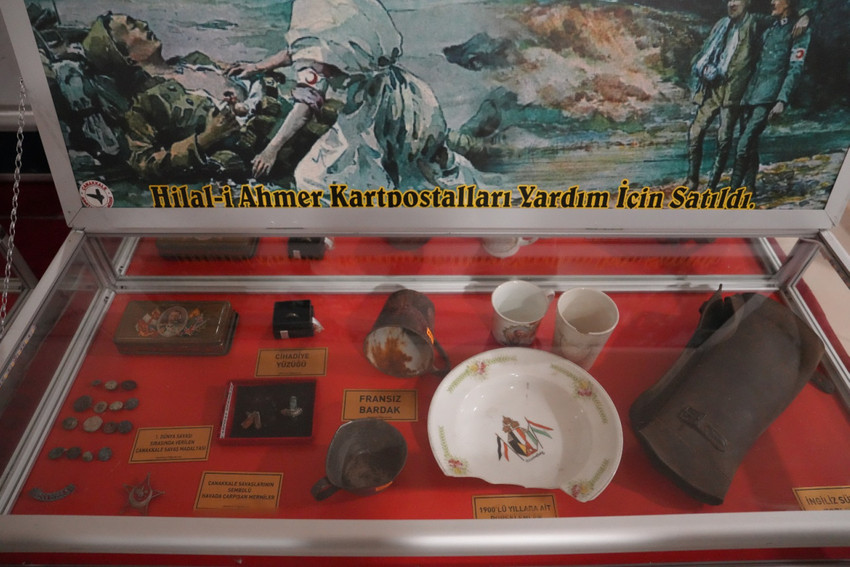 Kartal Belediyesi, Çanakkale Savaş Malzemeleri Müzesi’ne bu yıl da ev sahipliği yaptı. Çanakkale Deniz Zaferi’nin 110’uncu yılında Çanakkale Savaş Malzemeleri Gezici Müzesi, Kartal Belediyesi ve Atatürkçü Düşünce Derneği Kartal Şubesi işbirliğiyle Kartal Belediyesi fuaye alanında vatandaşların ziyaretine açıldı.