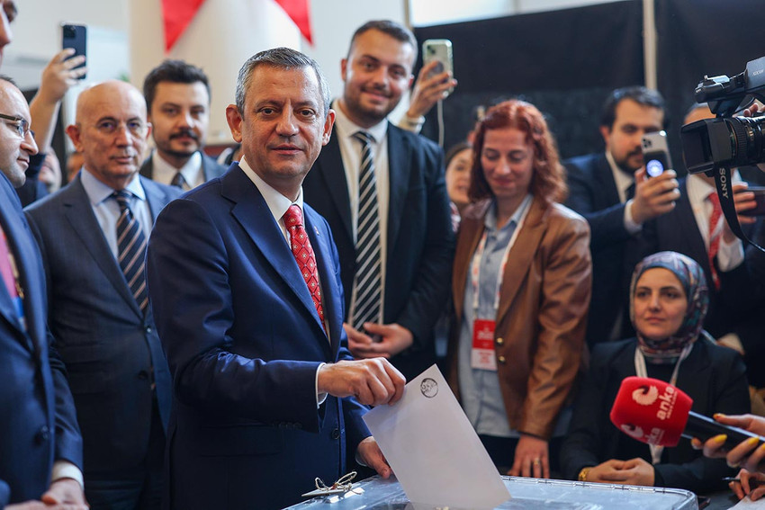 CHP'nin 21. Olağanüstü Kurultayı'nda tek aday olan Özgür Özel 1171 oyla genel başkan seçildi.