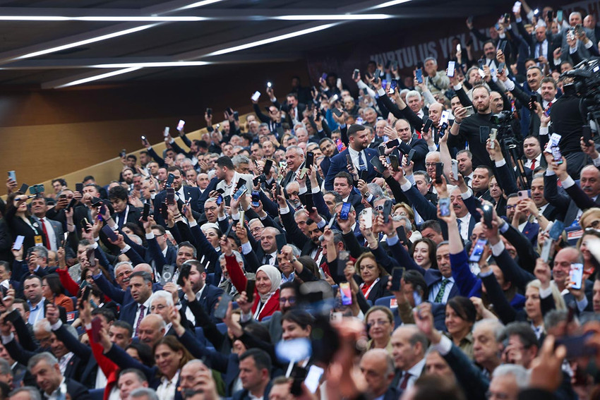 CHP'nin 21. Olağanüstü Kurultayı'nda tek aday olan Özgür Özel 1171 oyla genel başkan seçildi.